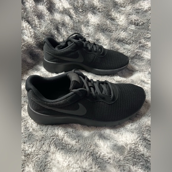 223: Nike Tanjun (GS) Black - Picture 1 of 7